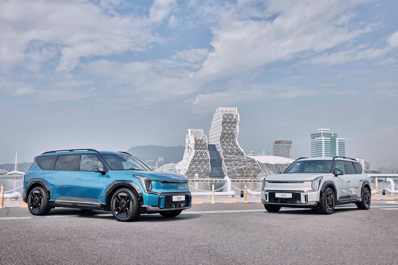 4.kia總代理台灣森那美起亞在全台14間展示中心，即日起開放前瞻預約試駕，請電洽鄰近展示中登記預約試乘。