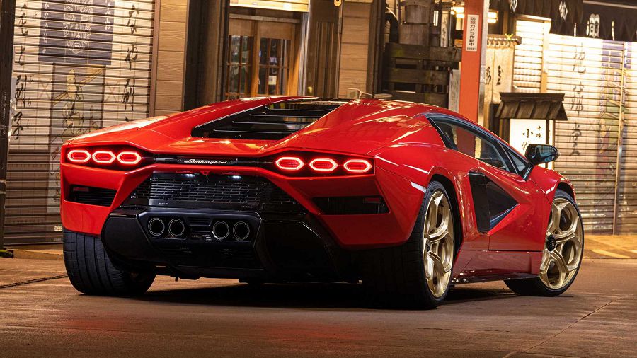 紅色與金色在Lamborghini Countach LPI 800-4上　顯得如此完美