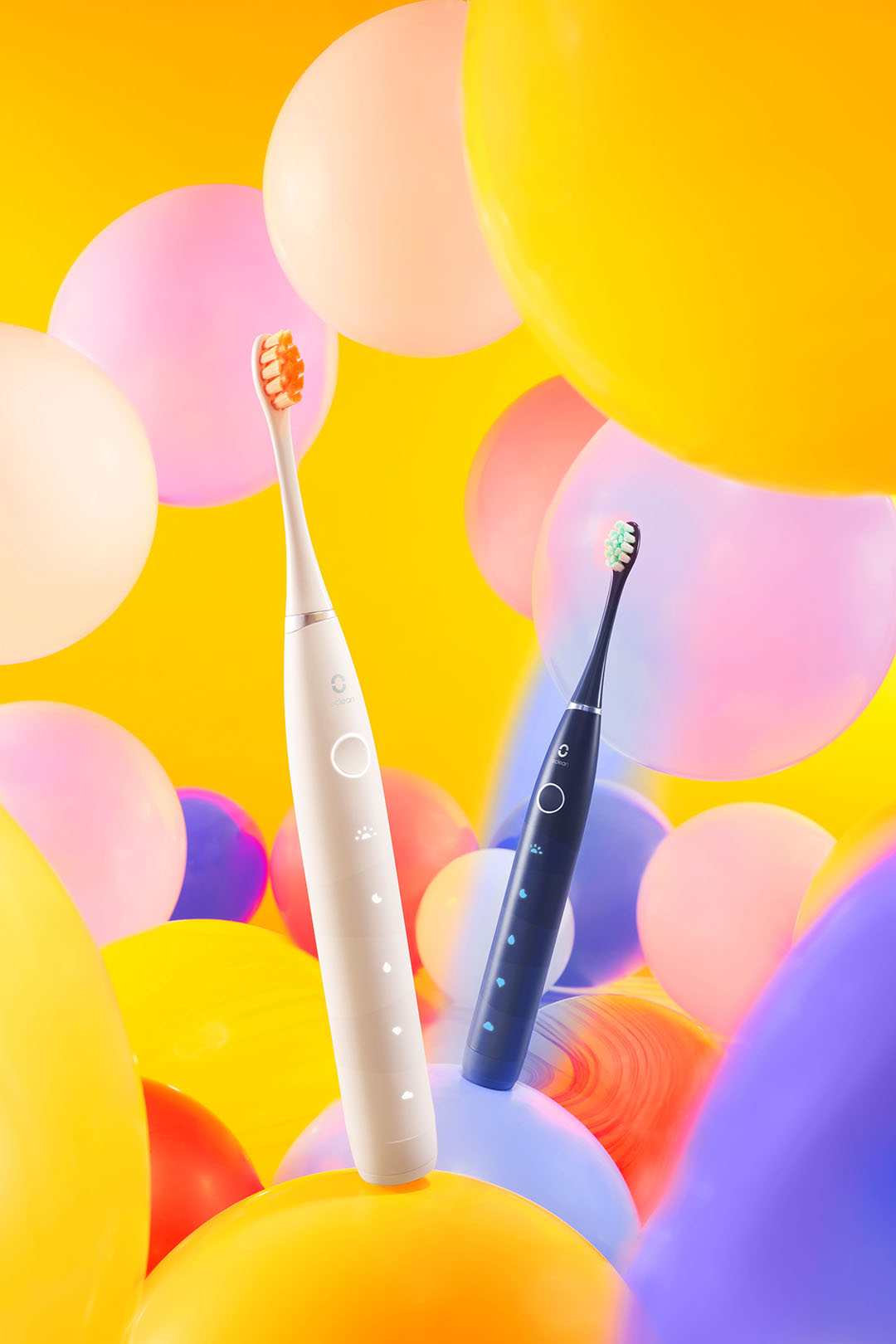 (6) Oclean「flow 音波電動牙刷」擁有霧白色及午夜藍雙色波紋刷柄設計外觀
