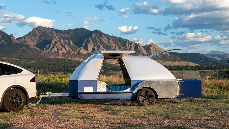 流線型的Boulder露營拖車　可作為電動車行動電源使用