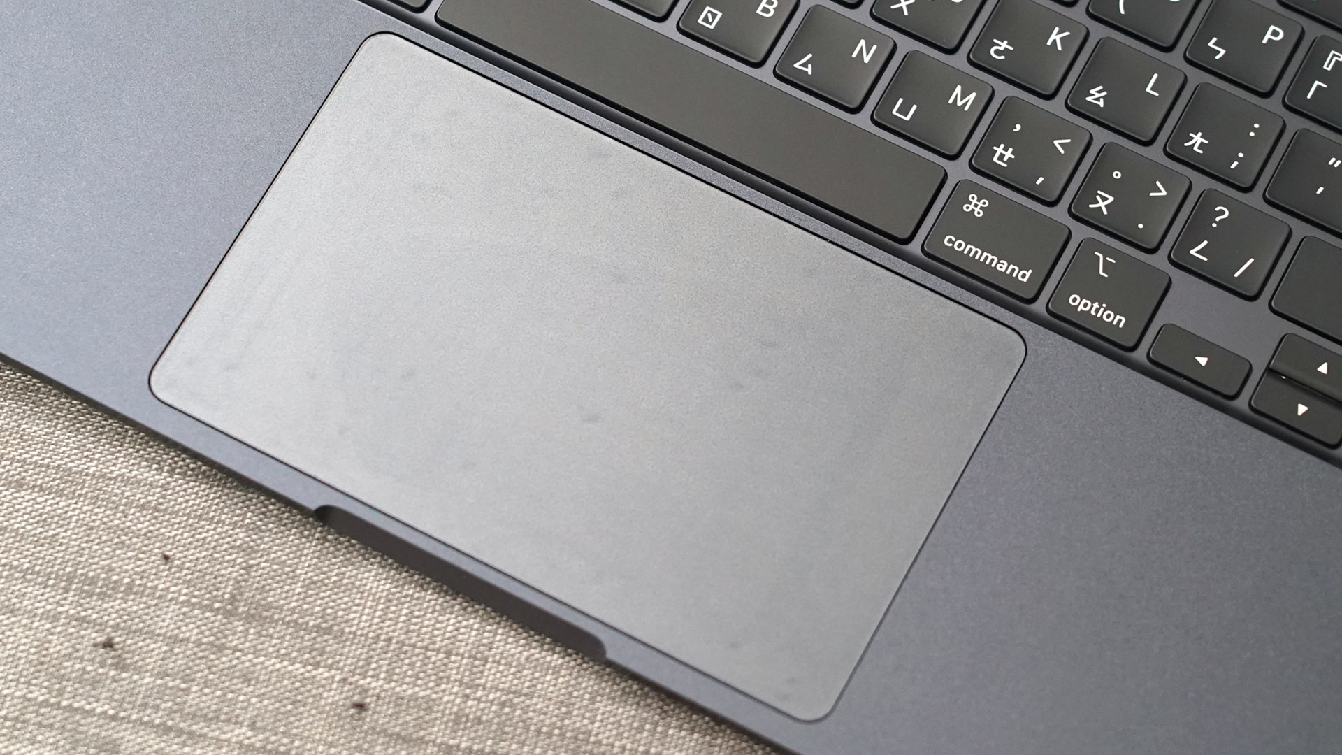 不用擔心指紋沾染、傳輸埠掉漆！Apple MacBook Air M2 午夜色膜斯密碼全機包膜分享