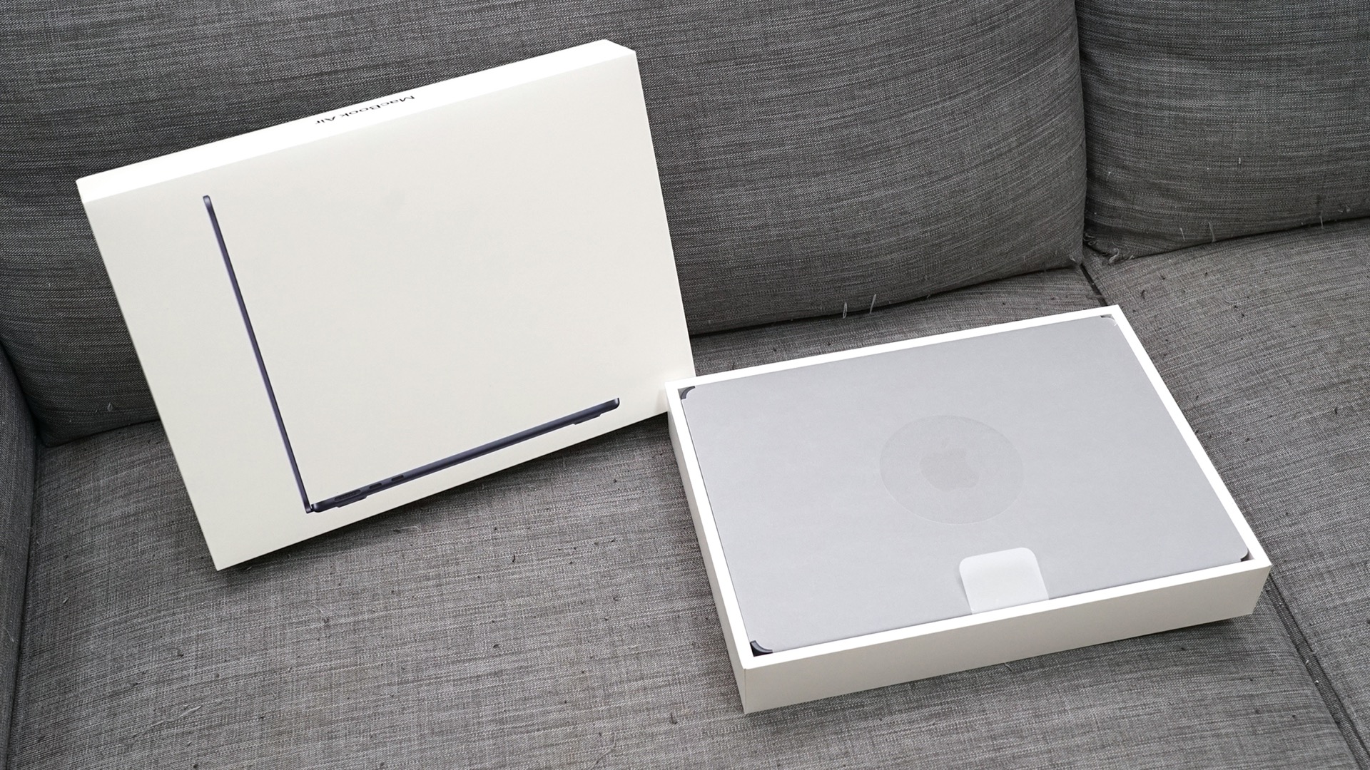 不用擔心指紋沾染、傳輸埠掉漆！Apple MacBook Air M2 午夜色膜斯密碼全機包膜分享
