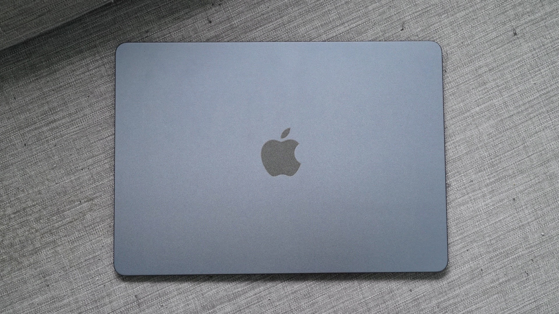 不用擔心指紋沾染、傳輸埠掉漆！Apple MacBook Air M2 午夜色膜斯密碼全機包膜分享