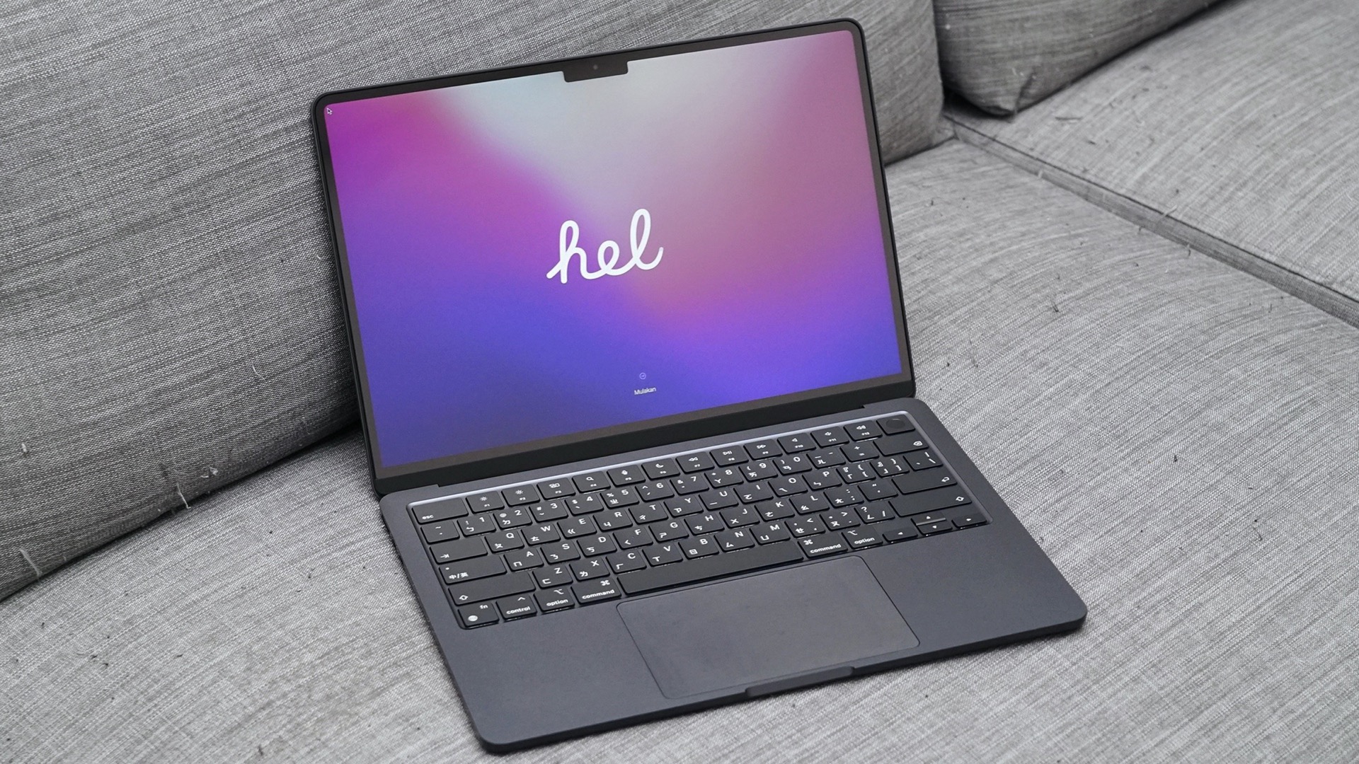不用擔心指紋沾染、傳輸埠掉漆!Apple MacBook Air M2 午夜色膜斯密碼全機包膜分享 | SanjiNoir 黑侍樂讀