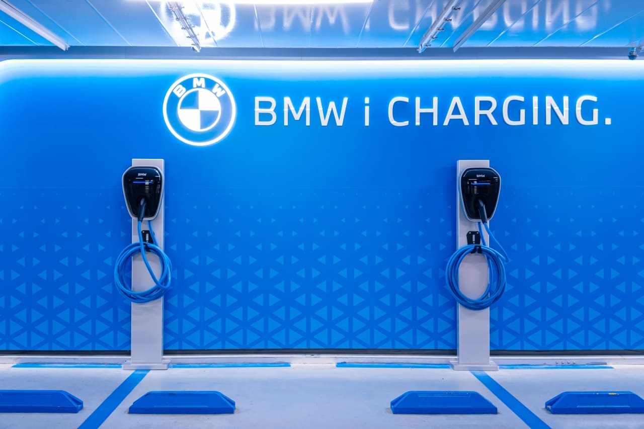 [ ] Bmw 德偕同經銷商夥伴台北101、晶華酒店、台北大直noke忠泰樂生活 樓酒店、台南安平 大型百貨購物商圈 ，規劃建置超過100座bmw目的地充電