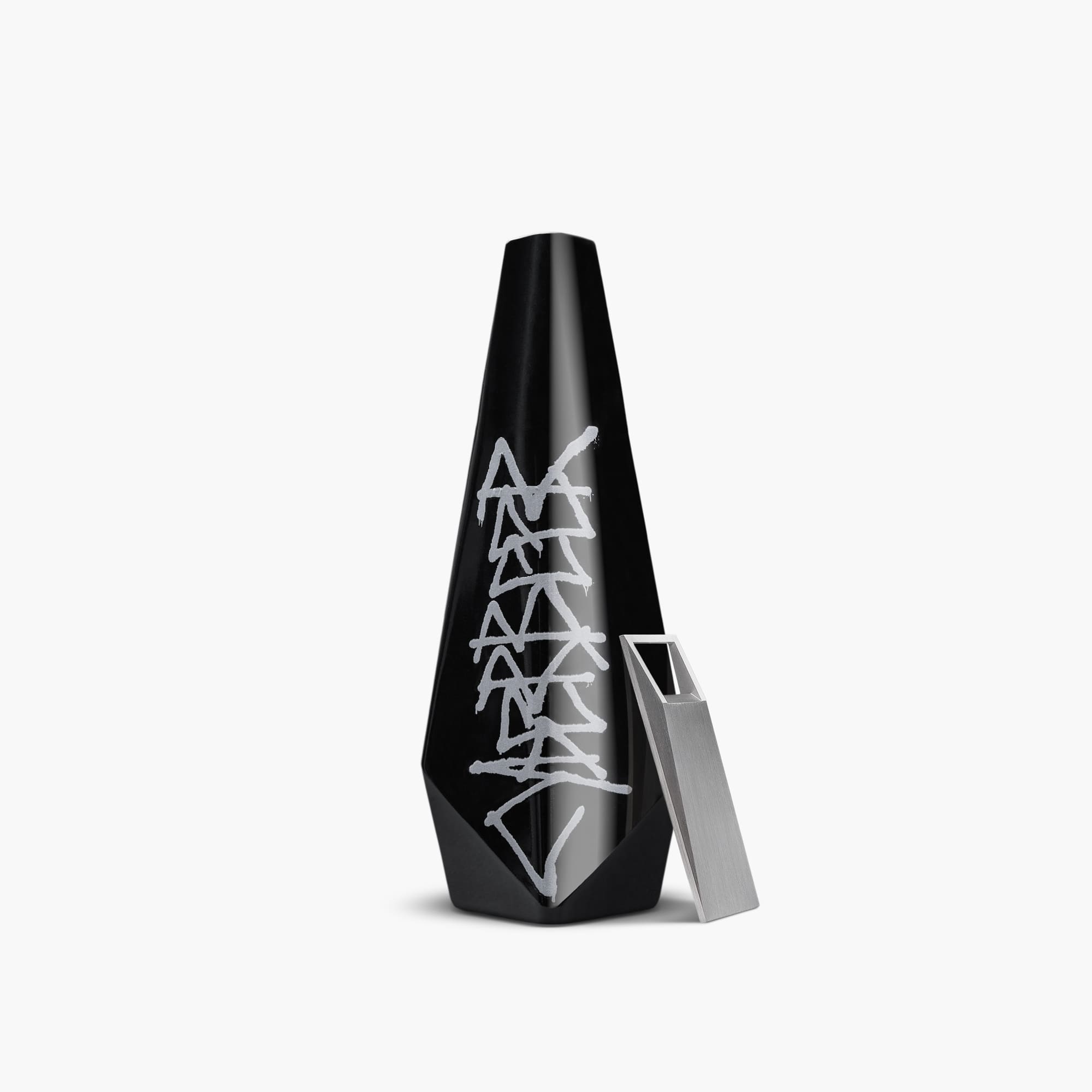 Cyberopener 開瓶器以 Cybertruck 車身形狀打造，採用 316l 不銹鋼拋光製成。圖中酒瓶僅為示意，不