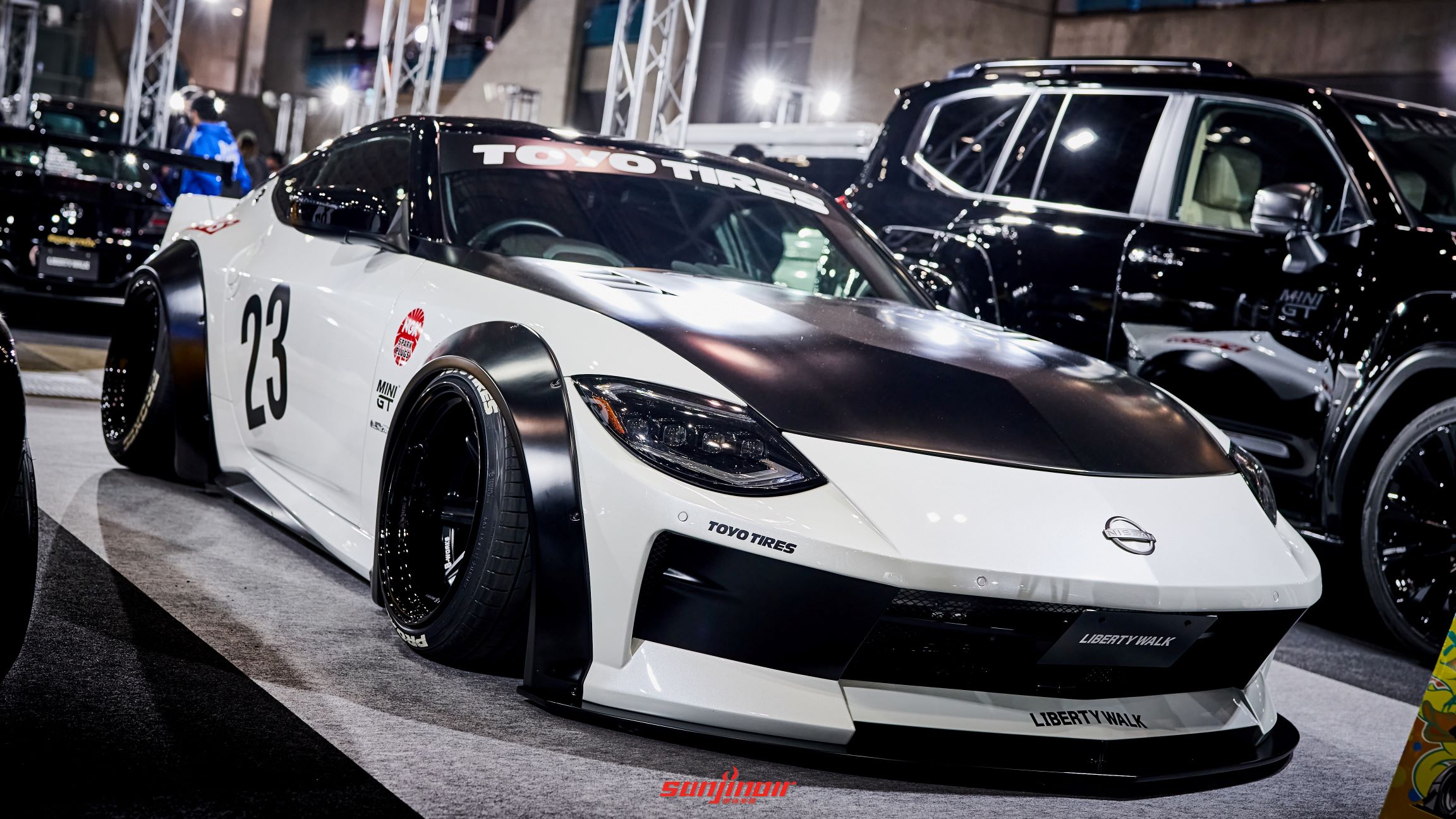 2024東京改裝車展現場|最美的Nissan Z!Liberty Walk 400Z淑女驚艷2024 TKA,鉚接寬體、長尾翼復古味拉滿!