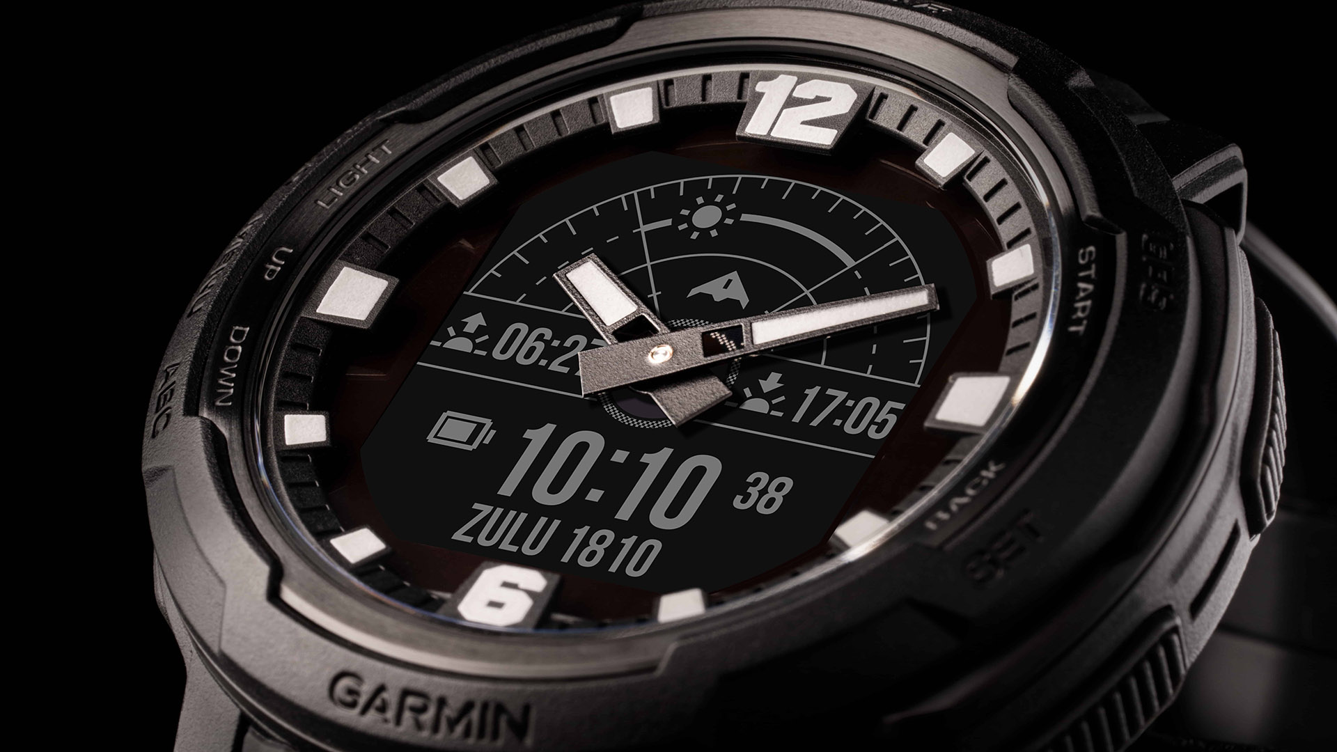 Garmin Instinct Crossover系列，首度搭載revodrive耐衝擊自動校準指針，為業界唯一結合經典指針、全方位gps、全數位錶面智慧錶款