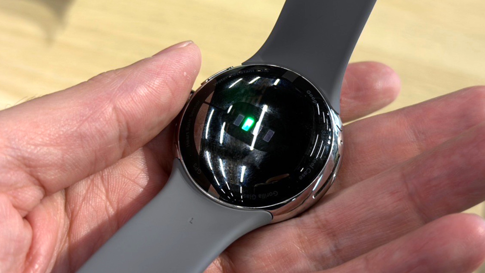 Google Pixel Watch 背面