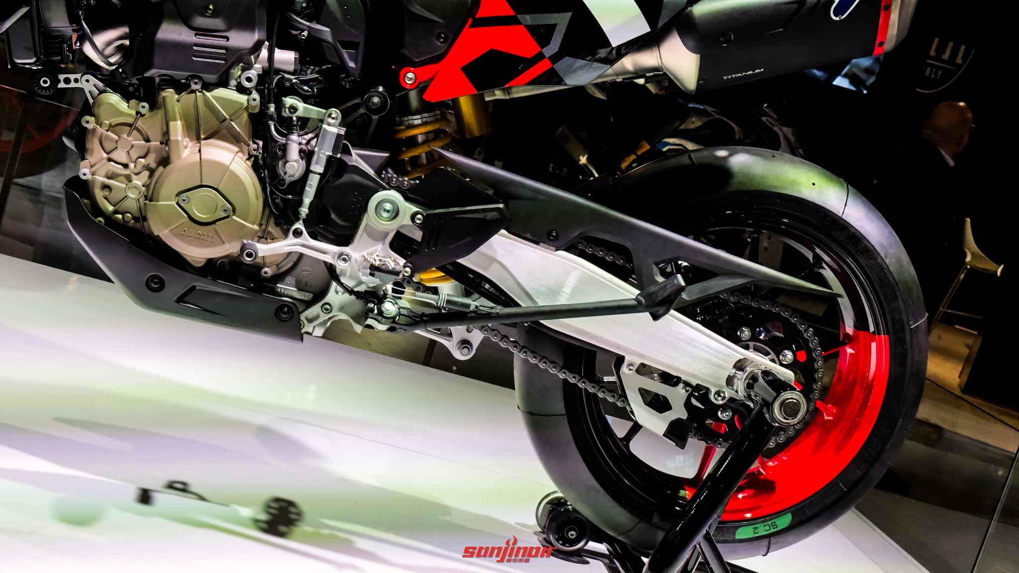 2023米蘭車展現場：妥妥的紅軍火力展示會，Ducati Hypermotard 698 Mono、StreetFighter V4 SP2、Moto E V21L現身！