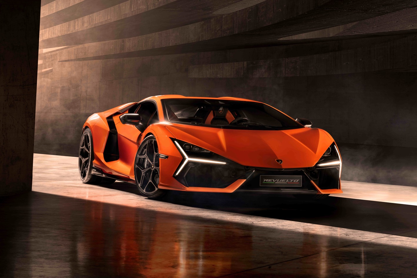 Lamborghini 首款hpev高性能混合動力超級跑車revuelto，獨家搭載日本普利司通 Potenza Sport 高性能車胎，兩大領導品牌正式進入超跑電動車時代 日本普利司通提供