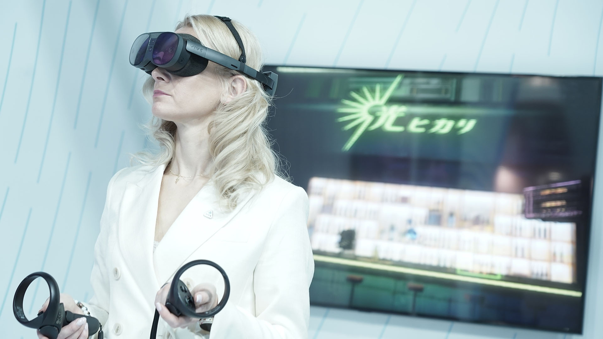 Mwc現場體驗照及背後著名「光」酒吧旗幟