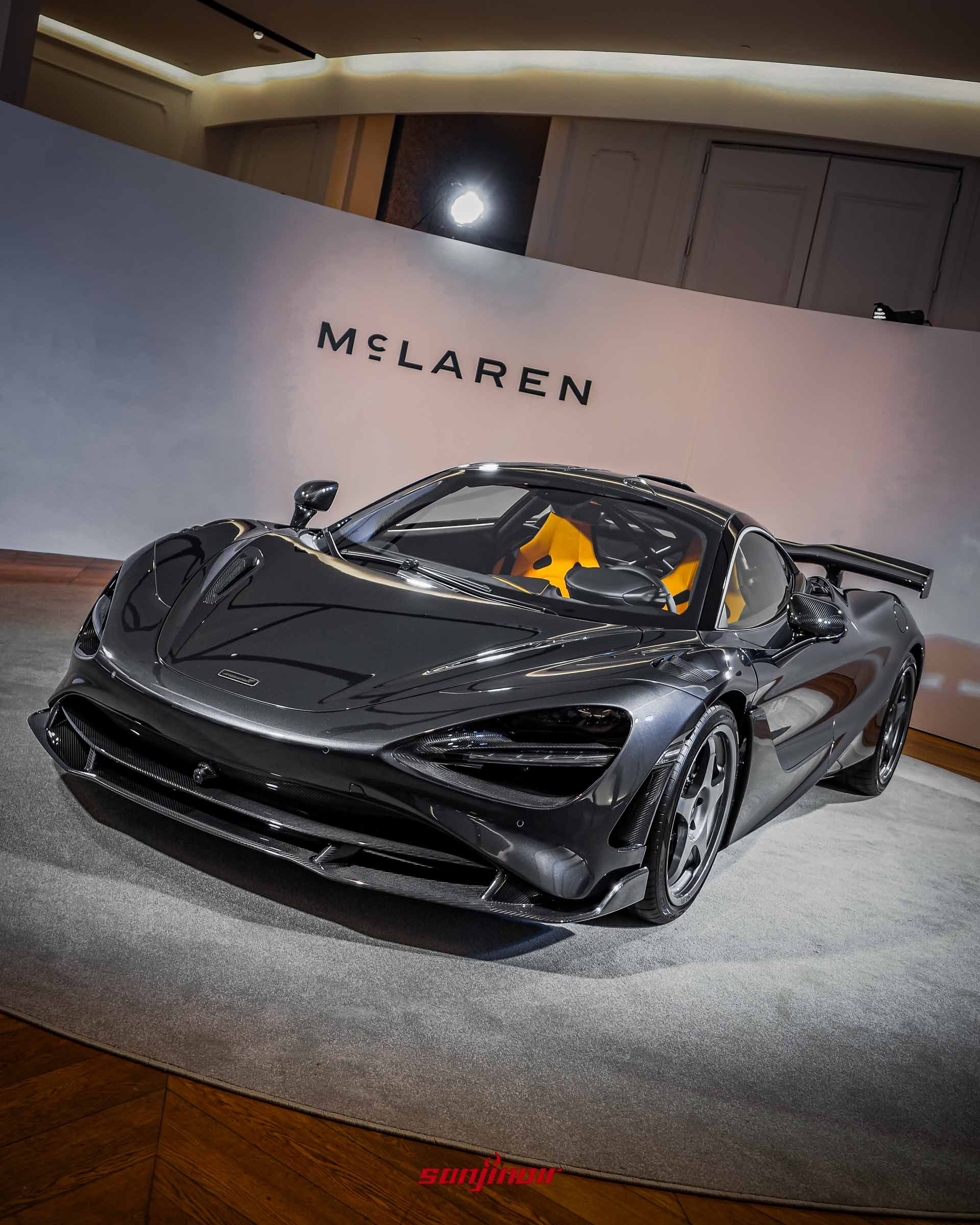 灰色McLaren 750S Le Mans跑車的右前側視角,車內配有亮橘黃色賽車椅,車尾帶有大型主動式碳纖維尾翼。