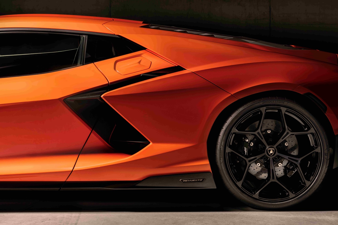 Potenza Sport 高性能輪胎，不僅完美演繹並展現revuelto的終極性能，包括高速運動效能、高度轉向精確度及出色乾溼抓地力 日本普利司通提供