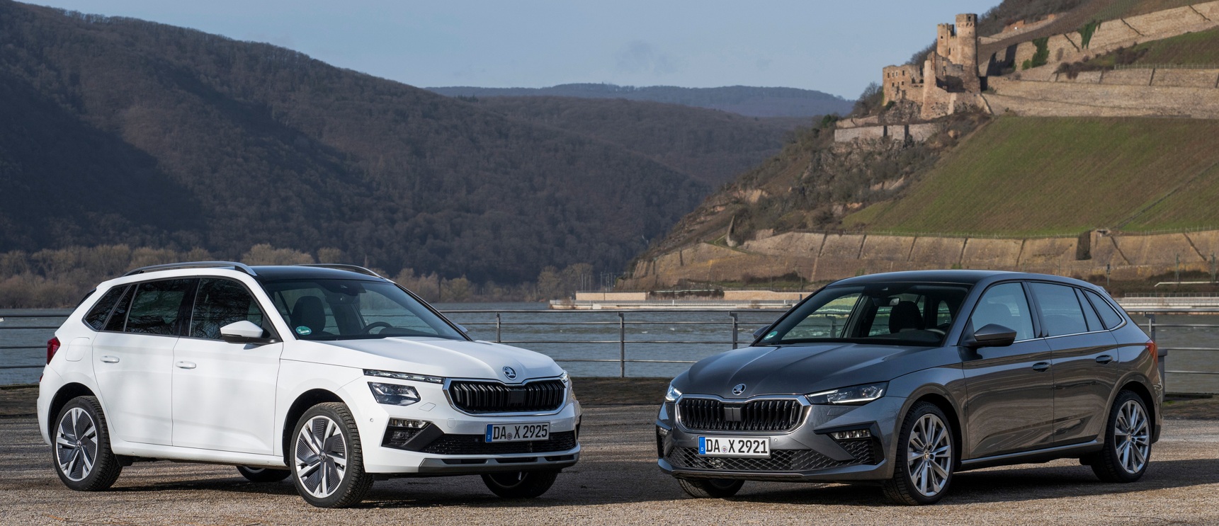 Škoda Kamiq（左）與scala（右）攜手fabia及karoq率先完成2027年式轉換，與歐洲同步生產的全新車源已陸續抵台交付，售價維持不變。（車型示意）