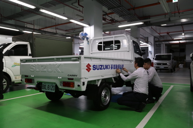 Taiwan Suzuki 動前幫忙黏貼車身貼紙