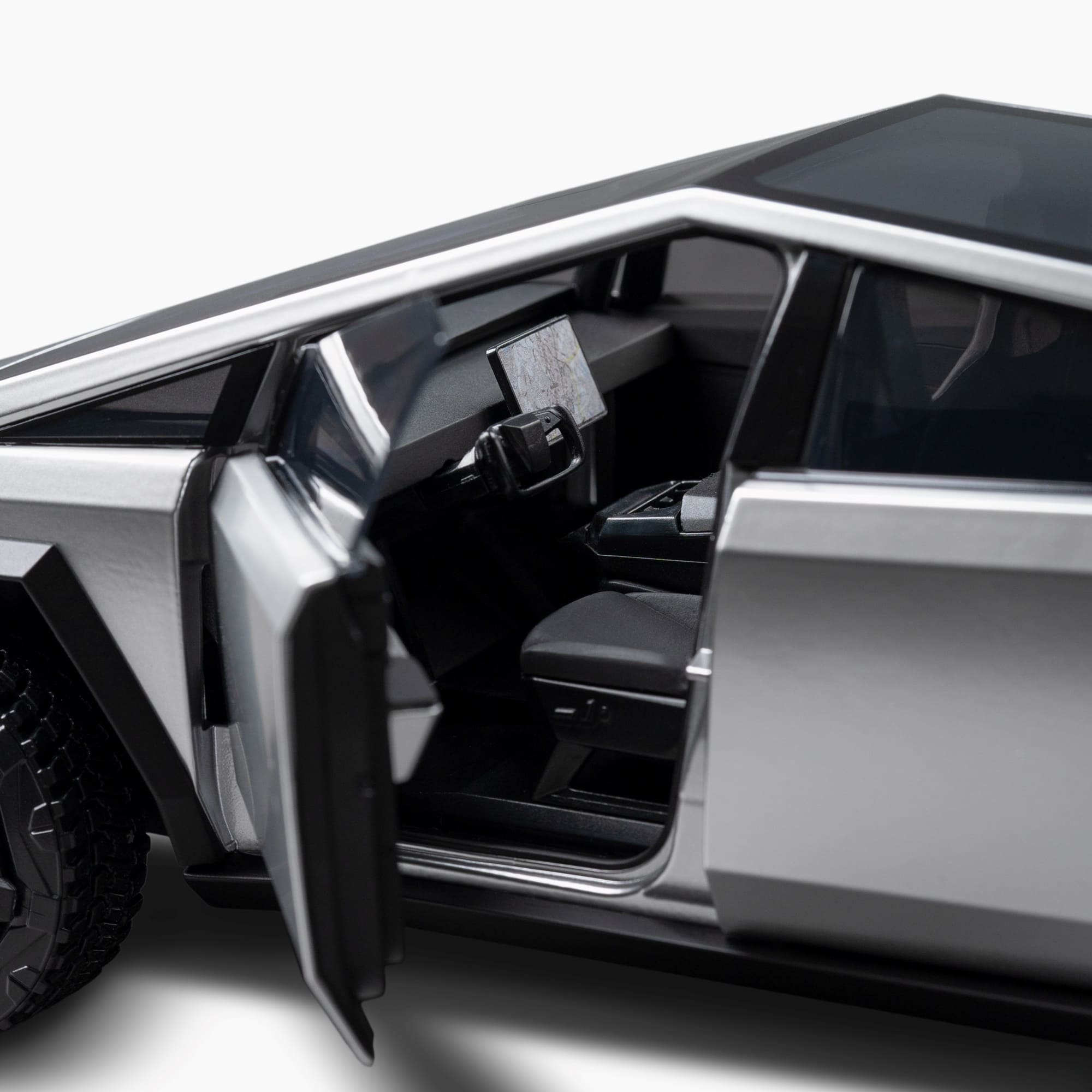 Tesla 獨家販售的 Cybertruck 模型為 Tesla Des Ign Studio 比例縮小製作而成，還原每個細節。