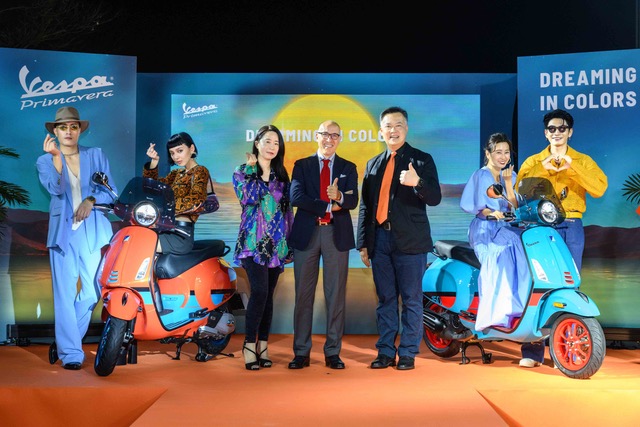 Vespa Primavera S.e. 幻彩特仕 表會－(左至右) 黃宣、李函 Vespa 運通總經理anita、piaggio亞太區常務董事 Simone V Espa總代理太古運通總監a Lvan 