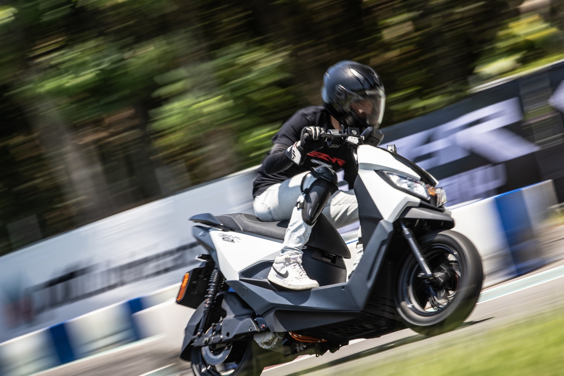 Emoving Ez R 快感、油 混血新勁化