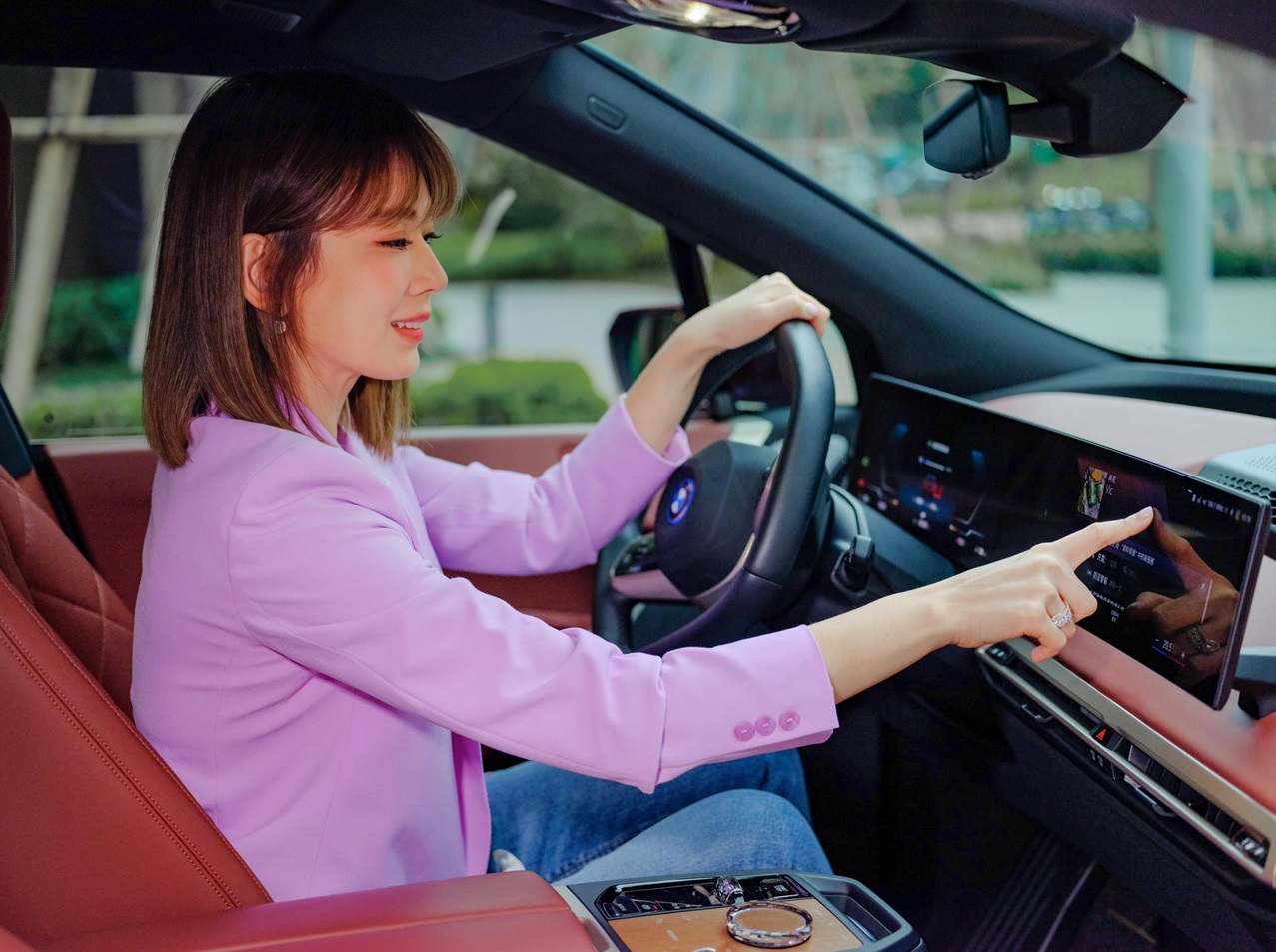 展現妳的閃耀時刻 Melody駕馭BMW iX 釋放自信光芒 | SanjiNoir 黑侍樂讀
