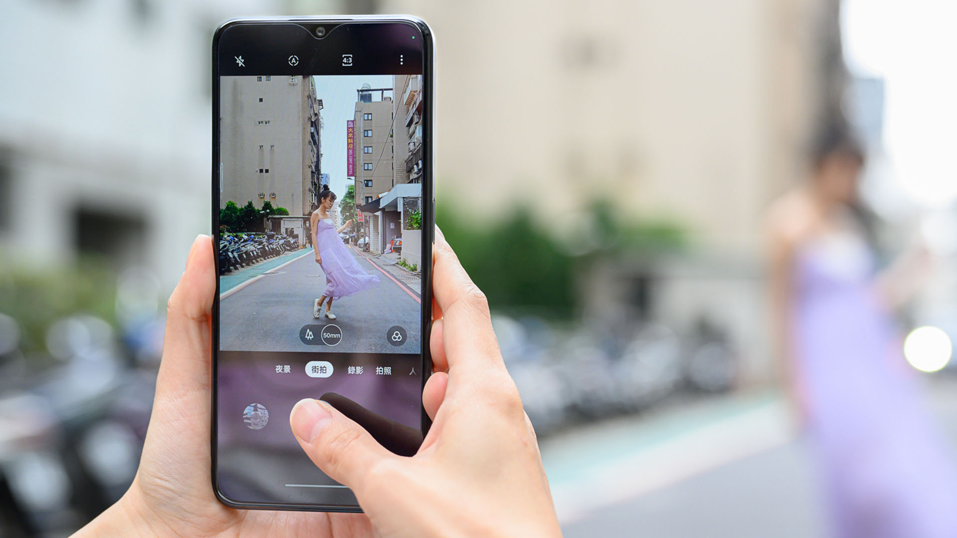 Realme 10t 5g新增最適合街拍使用的50mm預設焦段，帶來獨具風格的街拍照。