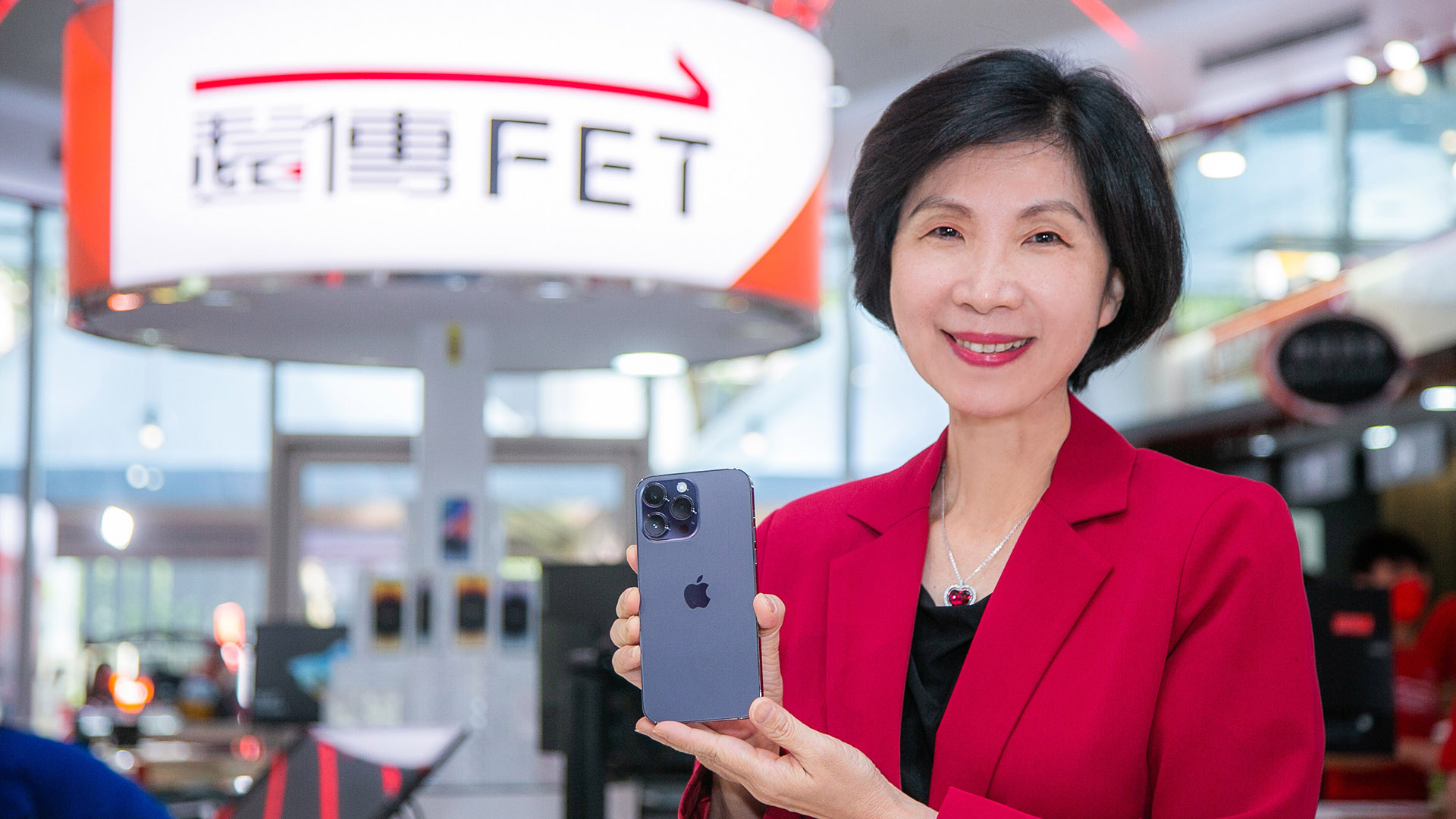 圖6、遠傳電信總經理井琪與果粉共同迎接全新iphone亮相