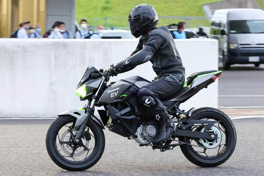 除了混合動力的油電川崎HEV外,純電版本亦在鈴鹿賽道撒野!