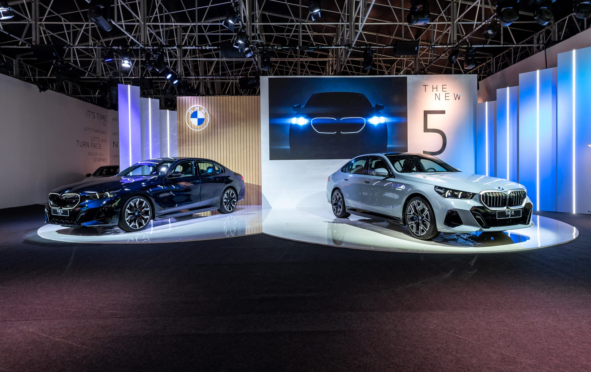 [新聞照片一] Bmw總代理汎德於今日正式發表全新第八代bmw 5系列，為喜愛前衛科技與凌駕當代頂尖作品的消費者，獻上全新bmw I5 Edrive40 M Sport與i5 M60 Xdrive，建議售價分別為329萬元與485