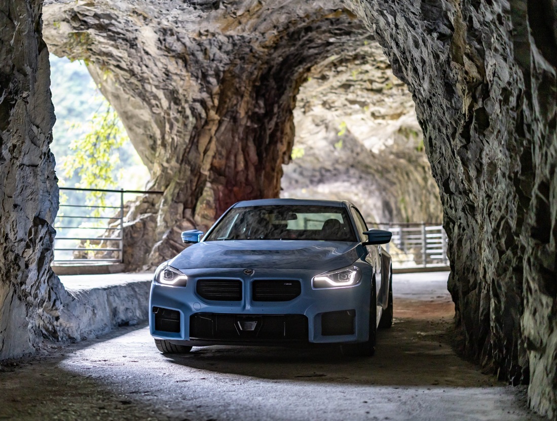 [新聞照片三]向經典車款bmw 2002致敬的頭燈造型，同樣以矩形輪廓融合於前保桿設計中，搭配光型變化智慧led頭燈及遠光燈輔助功能，夜晚中以銳利目光提供駕駛更安全的照明科技。