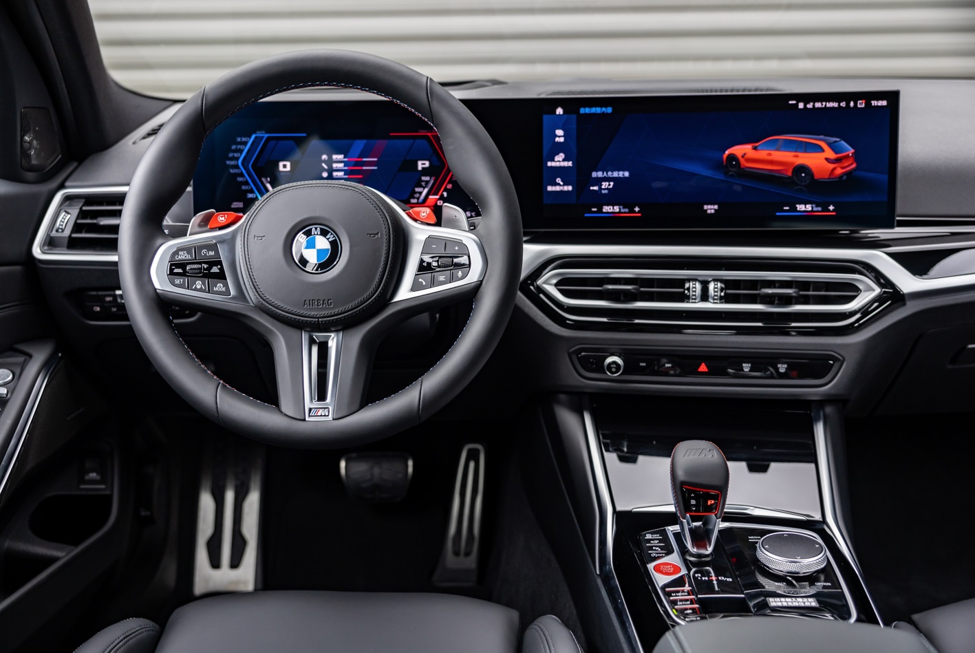 [新聞照片九]極具未來感的懸浮式曲面螢幕及全新bmw Idrive 8.0使用者互動介面，將m車手所需的車輛資訊以bmw M專屬的視覺設計與工具選項清楚呈現。