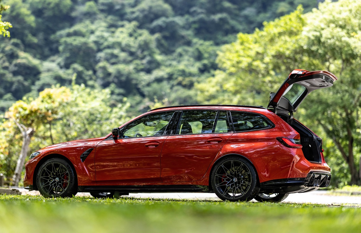 [新聞照片八]bmw M3 Competition Touring後座採用402040分離可傾倒後座椅背，行李廂最大可達1510公升，結合後廂安全分隔網與後廂底板自動配備以及bmw Touring車型獨有的獨立開啟式後檔玻璃。