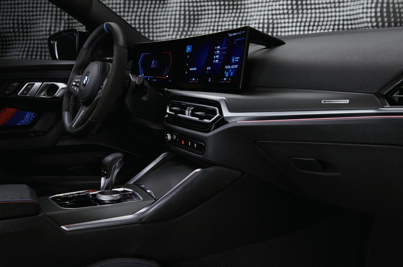 [新聞照片六]懸浮式曲面螢幕及全新bmw Idrive 8.0使用者互動介面，m車手所需的車輛資訊以bmw M專屬的視覺設計，清楚地呈現在12.3吋虛擬數位儀錶與14.9吋中控觸控螢幕上。
