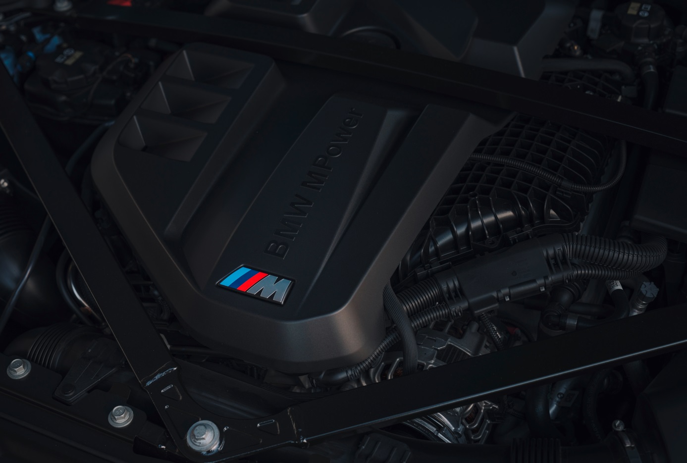 [新聞照片十]全新世代bmw M2搭載3.0升 M Twinpower Turbo直列六缸引擎，最大馬力高達460德制馬力，最大扭力550牛頓米，零百加速僅需4.1秒即可完成。