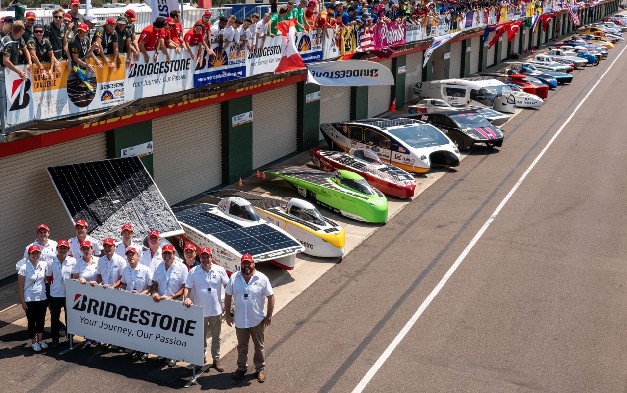 普利司通透過使用63％回收和可再生材料的enliten®輪胎，以及與供應鏈廠合作，為世界太陽能車挑戰賽的可持續的賽車運動作出貢獻 普利司通提供