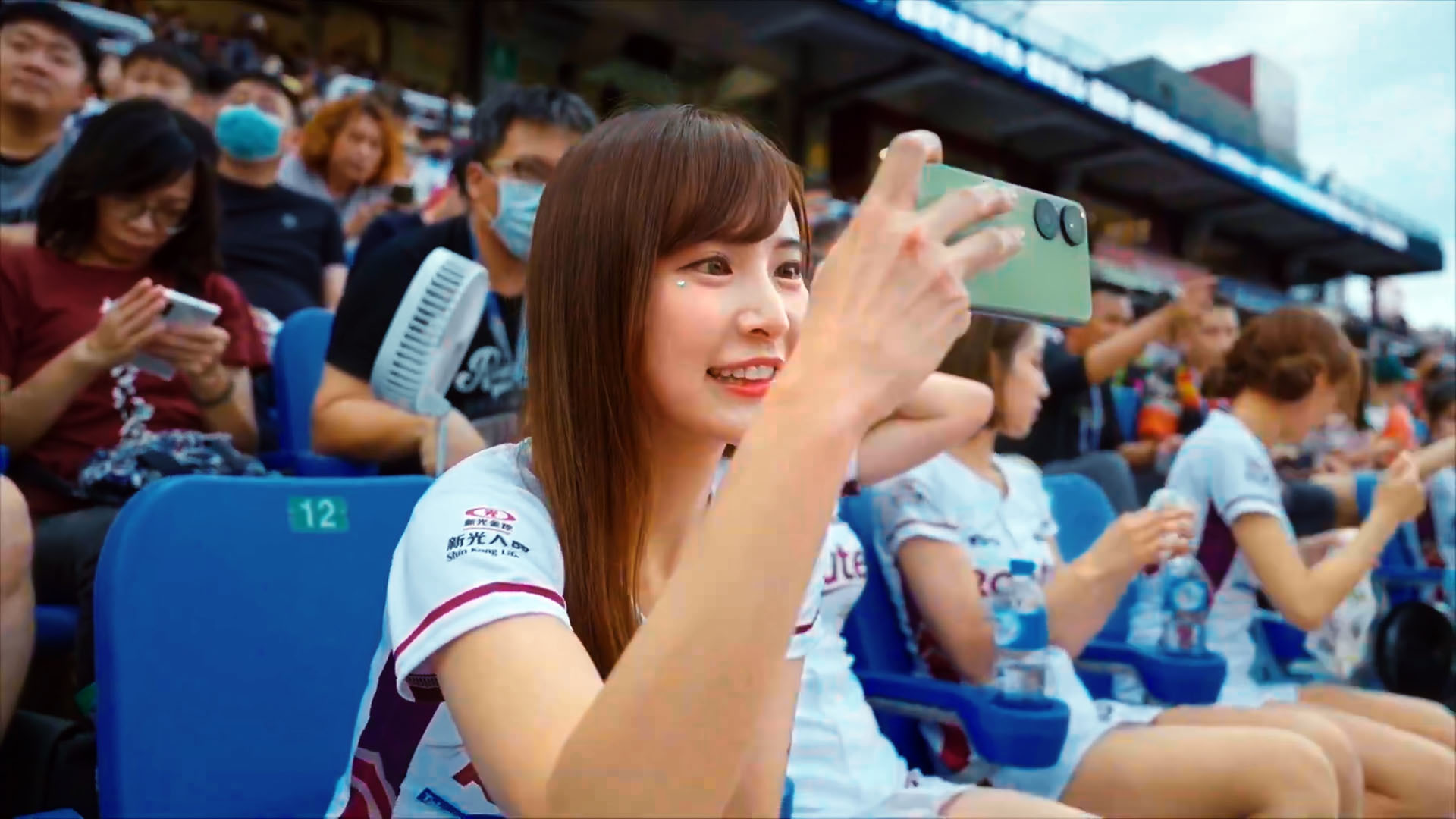 樂天女孩—孟潔邀粉絲一起挑戰單手靚拍抽zenfone 10。